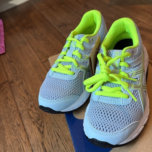 NWT and in box Kids Contend 6 GS ASICS in soft sky/pure silver size 1 1/2 - Picture 5 of 6